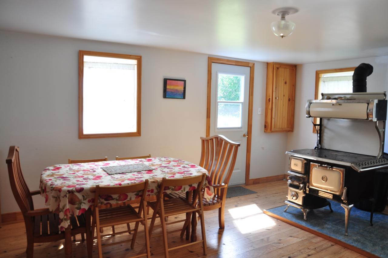 Breton Cove Farmhouse Pensionat Indian Brook Exteriör bild